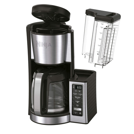 Imagen de la cafetera Ninja con jarra de vidrio para 12 tazas, que permite preparar café estilo Clásico o Rico con intensidad ajustable. Incluye función de lote pequeño (1-4 tazas) y programación de 24 horas para disfrutar café recién hecho a cualquier hora.