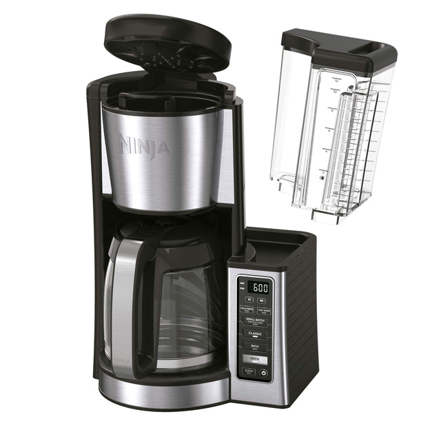 Imagen de la cafetera Ninja con jarra de vidrio para 12 tazas, que permite preparar café estilo Clásico o Rico con intensidad ajustable. Incluye función de lote pequeño (1-4 tazas) y programación de 24 horas para disfrutar café recién hecho a cualquier hora.