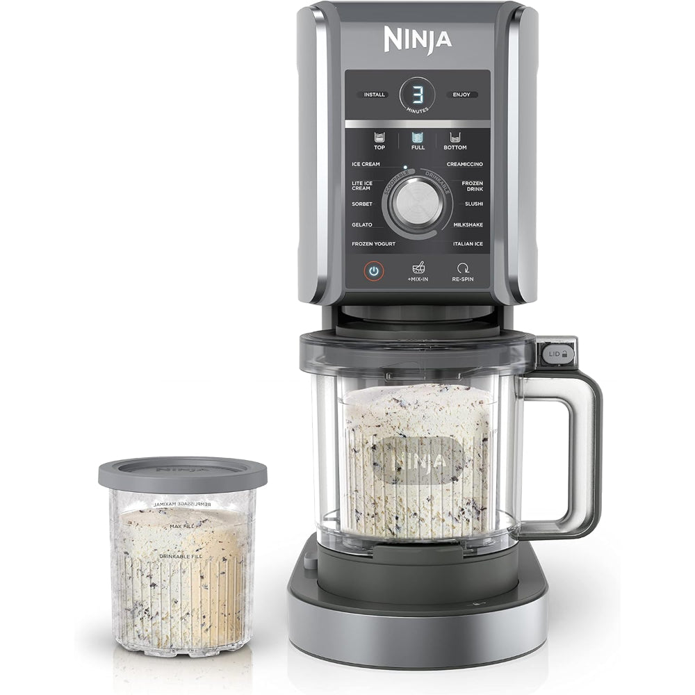 Imagen de la máquina Ninja® CREAMi® Deluxe que transforma bases congeladas en helados, yogur congelado, bebidas heladas y más. Permite personalizar recetas sin lácteos, bajas en azúcar o veganas, preparar dos sabores por pinta y cuenta con piezas aptas para lavavajillas para una limpieza fácil.
