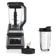 Imagen de la licuadora Ninja DUO con motor potente, 2 programas Auto-iQ y función 2 en 1 como licuadora y extractor de nutrientes. Incluye tapa Flip Top con pico vertedor y vasos Nutri para llevar batidos y preparaciones nutritivas a cualquier lugar.